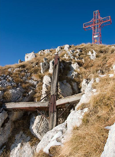La croce vecchia e la croce nuova